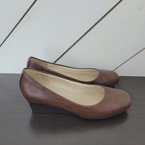 NEW LifeStride Groovy Womens Size 6W Wedge Pump Tan 4PT